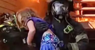 رجل إطفاء أمريكى ينقذ طفلة من شقة محترقة بطريقة بطولية.. فيديو