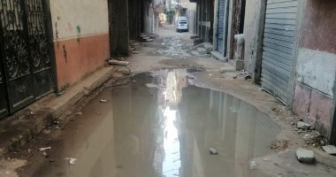 قارئ يشكو غرق شارع "بيدق" بالإسكندرية بمياه الصرف الصحى.. والشركة ترد