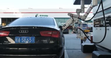 روبوت يشحن السيارات بالوقود فى إحدى المحطات بالصين.. صور