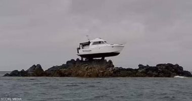 حادث عجيب.. العثور على قارب فوق صخرة فى عرض بحر المانش.. فيديو