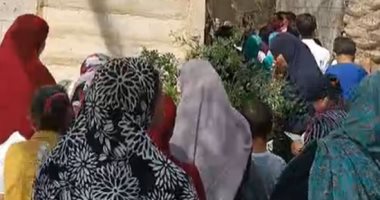 الآلاف يقرأون الفاتحة أمام قبر الراحل محمود العربى فى أول جمعة بعد وفاته "فيديو"