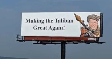 بايدن بالزى الأفغانى يحمل "أر بى جى" على لوحة إعلانية فى أمريكا.. صور
