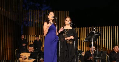 عفاف راضى وابنتها مى كمال يقدمان أغنية "عطاشى" فى حفل دار الأوبرا