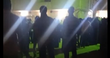 خروج جثامين أب وأبنائه الـ3 من مستشفى بنى سويف.. ماتوا داخل مصنعهم (فيديو)