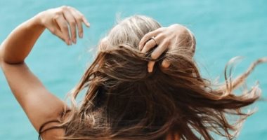 لو بتعاني من تساقط الشعر.. 4 عادات شائعة توقفي عنها فورا