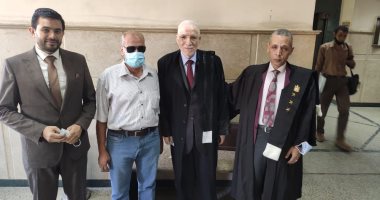طبيب التنمر عمرو خيرى يدخل قاعة المحكمة الاقتصادية بالملابس البيضاء