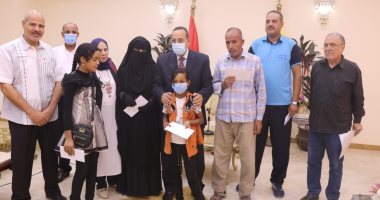 محافظ شمال سيناء يوزع الدفعة الأولى من تعويضات أسر الشهداء والمصابين.. صور