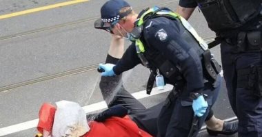 الشرطة الاسترالية تستخدم رذاذ الفلفل ضد امرأة مسنة أثناء الاحتجاجات على القيود الصحية