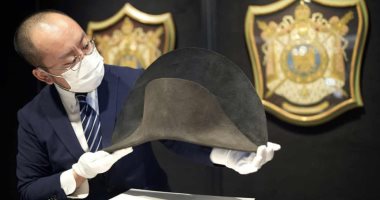 عرض قبعة تحمل الحمض النووى لـ نابليون للبيع بـ150 ألف إسترلينى.. فيديو وصور