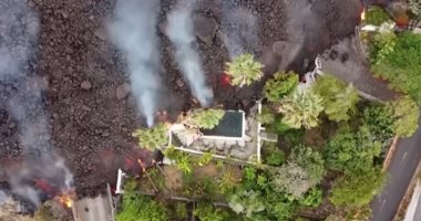 مشاهد جديدة من تسرب حمم بركانية داخل منازل فى جزر الكنارى.. فيديو وصور