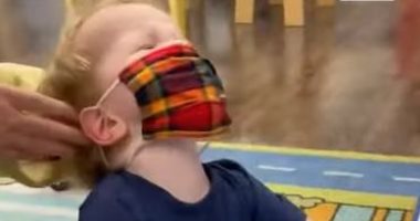 طفل يرفض ارتداء الكمامة داخل حضانة بطريقة طريفة.. فيديو