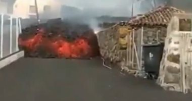 لقطات جديدة لتسرب حمم بركانية بجزيرة "لا بالما" تدمر كل شىء بطريقها.. فيديو