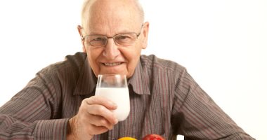 إزاى تهتم بصحة وتغذية كبار السن؟ استشاري طب مسنين يقدم الطريقة 