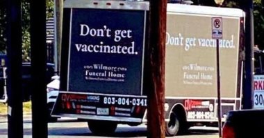 "لا تخضعوا للتطعيم" سيارة جنائز وهمية تروج للحصول على لقاحات كورونا بأمريكا