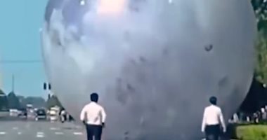 كرة عملاقة تثير الفوضى فى شوارع الصين أثناء الاحتفال بمهرجان القمر.. فيديو