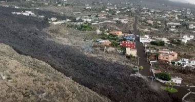 لقطات جديدة لحمم بركانية فى جزيرة لا بالما تشق طريقها نحو المحيط.. فيديو