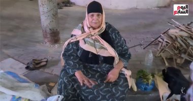 الست عزيزة.. 65 سنة في الشارع تبيع ذرة مشوى وتحلم بسكن ملائم ومعاش (فيديو)