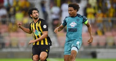 اتحاد جدة يتفوق على ضمك بهدف فى الشوط الأول بـ الدورى السعودى.. فيديو