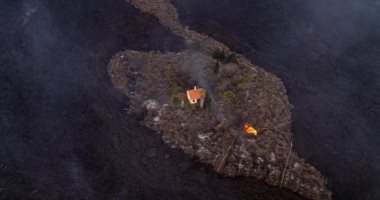المنزل المعجزة.. بيت وحيد ينجو من الحمم البركانية فى جزيرة لا بالما.. صور