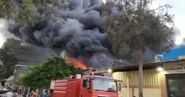 10 سيارات إطفاء للسيطرة على حريق مصنع أحذية فى بورسعيد.. صور