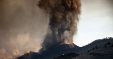 إلغاء رحلات الطيران من وإلى مطار جزيرة "لابالما" الإسبانية بسبب سحابة رماد بركانى