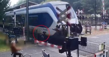 العناية الإلهية تنقذ سيدة من الموت دهسا تحت عجلات القطار بهولندا.. فيديو وصور