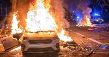 حرق سيارات واشتباكات مع الشرطة بسبب اعتقال رئيس كتالونيا السابق.. فيديو وصور