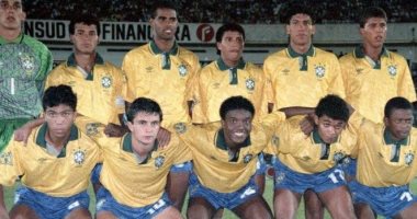روبرتو كارلوس يستعيد ذكريات مشاركته الأولى مع البرازيل بصورة مع زملائه