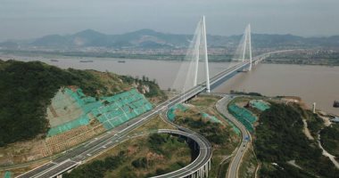 بلد العجائب.. الصين تحقق رقما قياسيا لأ طول جسر معلق فى العالم
