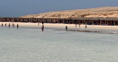 هنا الراحة والهدوء.. شواطئ جزيرة الجفتون تستقبل آلاف السياح يوميا.. صور