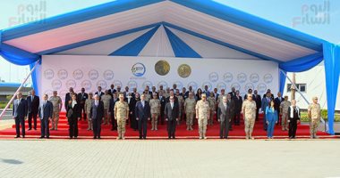 الرئيس السيسى يلتقط صورة تذكارية مع المشاركين فى افتتاح محطة بحر البقر 