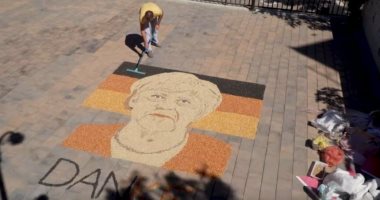 فنان من كوسوفو يرسم لوحة لأنجيلا ميركل بـ100كيلو من البذور.. فيديو