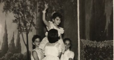 ليلى عز العرب تستعيد ذكرياتها فى المدرسة بصورة أبيض وأسود من عرض مسرحى