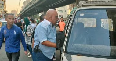 الجيزة تشن حملات على سيارات السرفيس والنقل الجماعى فى شارع رببع الجيزى