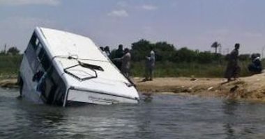 العراق يعلن إنقاذ 13 زائرا سقطت حافلتهم فى نهر بكربلاء
