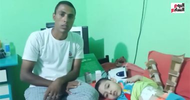 8 سنوات يأكل ويشرب عن طريق أمبوبة.. والد طفل بنى سويف يناشد وزيرة الصحة إنقاذ ابنه