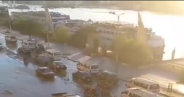 غرق طريق كورنيش النيل بمدينة أسوان بعد انفجار ماسورة مياه