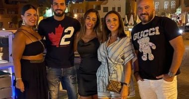 "ألذ حاجة".. محمد الشرنوبي فى صورة مع أنغام ومجدى الهوارى وزوجته راندا رياض