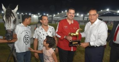 محافظ الشرقية يسلم الفائزين فى مسابقة جمال الخيول العربية الأصيلة مجسم" الحصان الجامح"