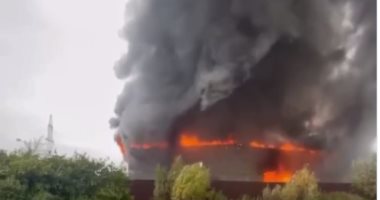 حريق يتسبب فى انهيار جزئى لسقف مستودع لمواد البناء فى ضواحى موسكو.. فيديو