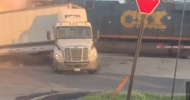 لحظة اصطدام قطار بشاحنة متوقفة على شريط سكة حديد فى أمريكا.. فيديو وصور