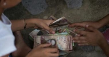 الأطفال يلعبون بأوراق عملة البوليفار بعد فقدان قيمتها فى فنزويلا.. فيديو