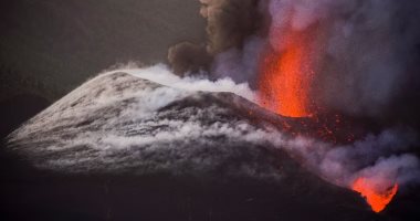 نشاط مكثف لبركان جزيرة لا بالما الإسبانية بعد ظهور شقوق جديدة.. فيديو وصور