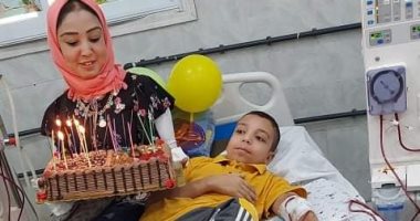 مستشفى الإبراهيمية بالشرقية تحتفل بعيد ميلاد أصغر مريض وتهديه كرسيا متحركا