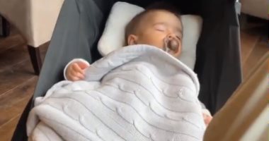 أليسون بيكر أب "شاطر".. حارس مرمى ليفربول يداعب طفله الرضيع قبل النوم "فيديو"