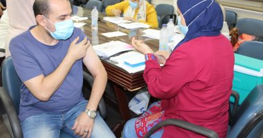 القابضة للمطارات تنظم حملة تطعيم العاملين ضد فيروس كورونا.. صور 