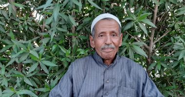 "الفلاح الفصيح".. عم "محمد" 70 عاما يبدع فى تأليف وإلقاء الشعر رغم أميته