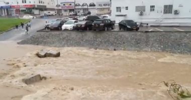 تطورات الإعصار شاهين.. سيول غزيرة وانهيارات جبلية فى مدن عمان (فيديو وصور)