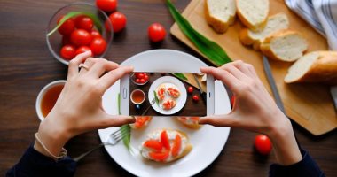 دراسة: مشاركة صور الطعام على مواقع التواصل الاجتماعى تتسبب فى زيادة وزنك 