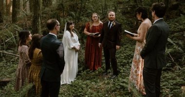 فرح بأقل التكاليف.. عروسان يقيمان حفل زفافهما في غابة بأمريكا وعدد المعازيم 5